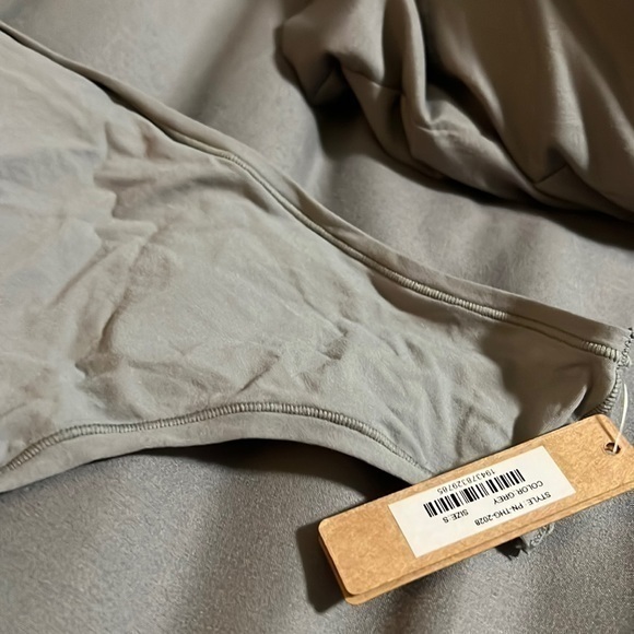 Skims Fits Everybody  Thong - Picture 4 of 16